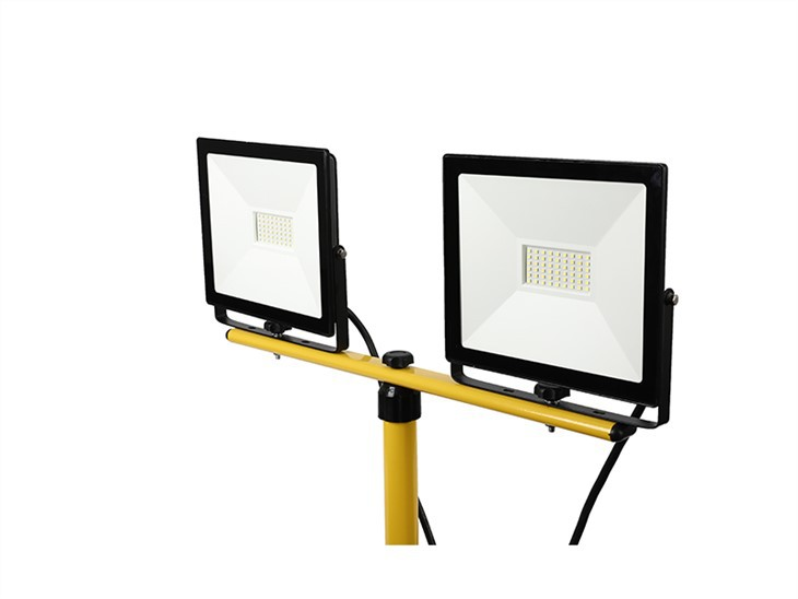 Reflektor LED ze statywem