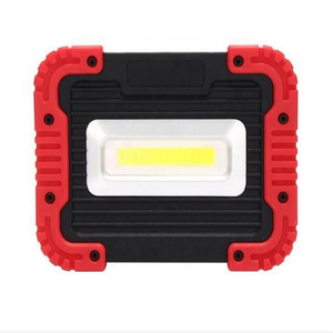 Przenośna lampa robocza LED o mocy 500 lumenów